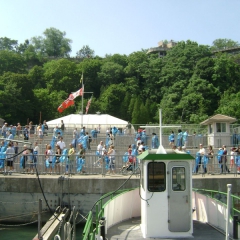 NiagaraFallsSeaofBluePonchos